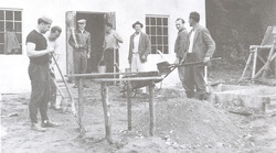 Výstavba kabin nahřišti v Sobůlkách v roce 1958.