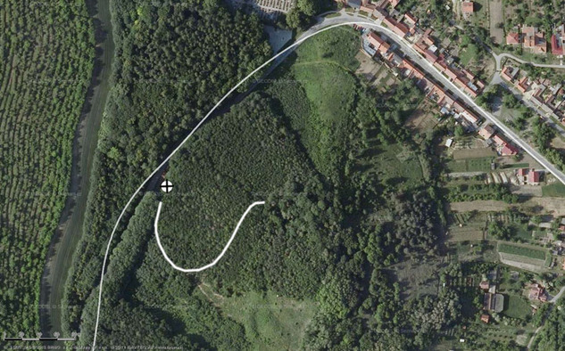 Vyznačená přístupová cesta na vrchol kopce Vala